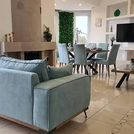 Physis Apt- Big Comfortable With View Apartment
